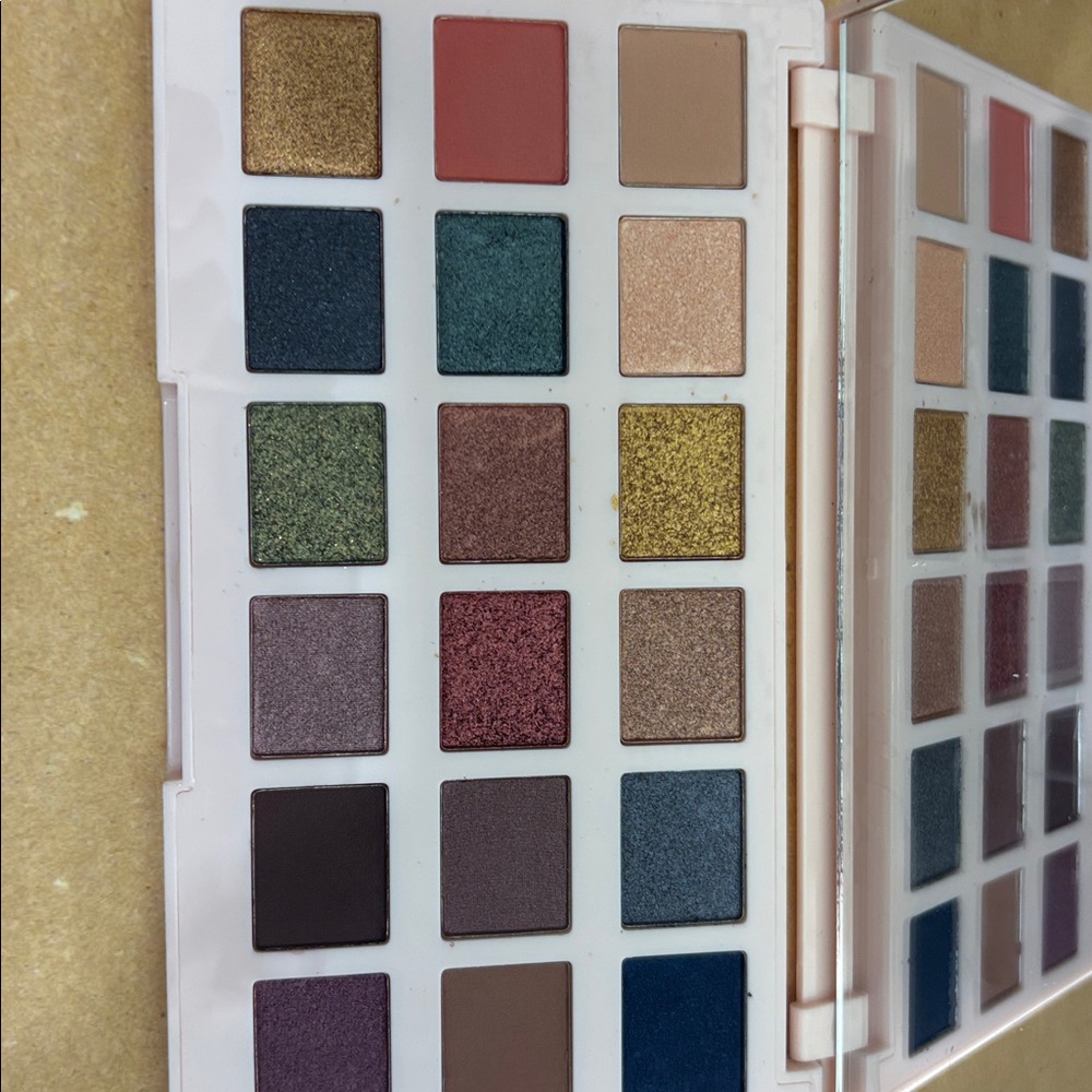 Ciaté London Eyeshadow Palette - Blue and White - Picture 2 of 3